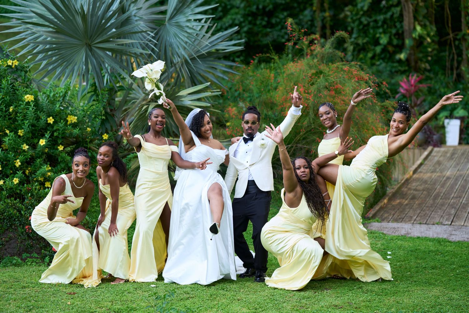 Capture d'un moment fun avec les demoiselles d'honneur en robes jaunes avec les mariés à l'habitation Anse-Couloeuvre au Précheur Martinique