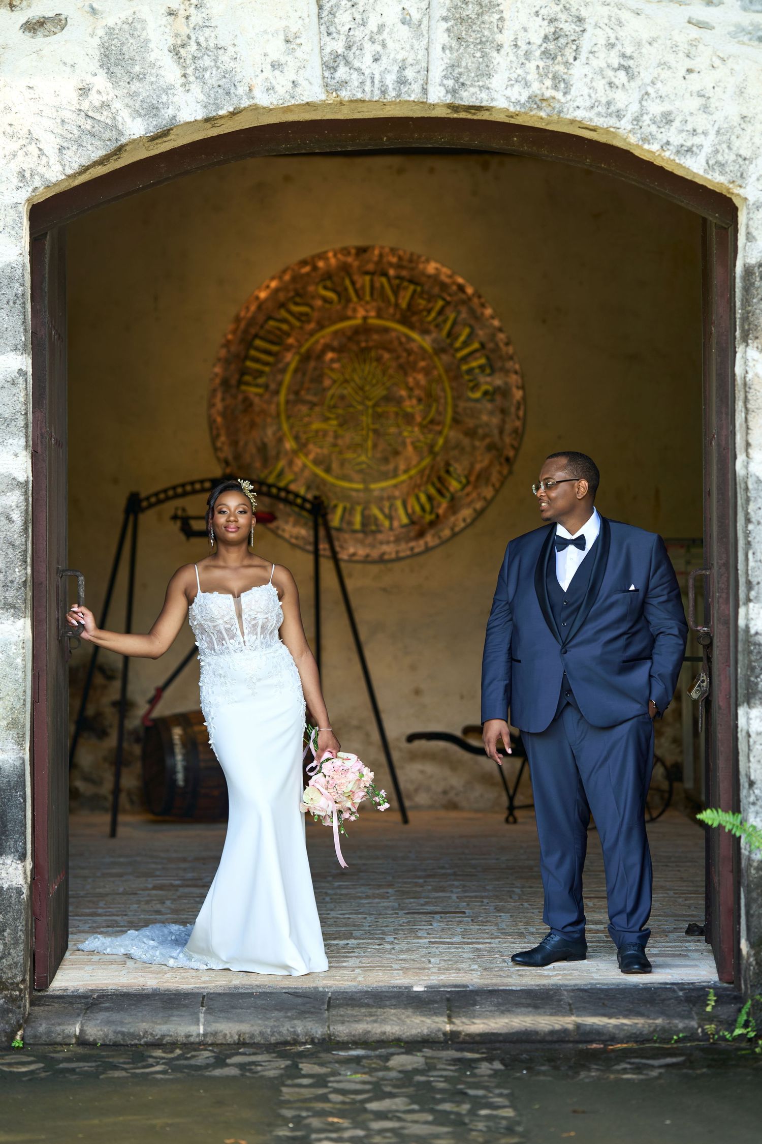 Mariés posant dans l'encadrement d'une porte de l'habitation Lasalle à Sainte-Marie Martinique