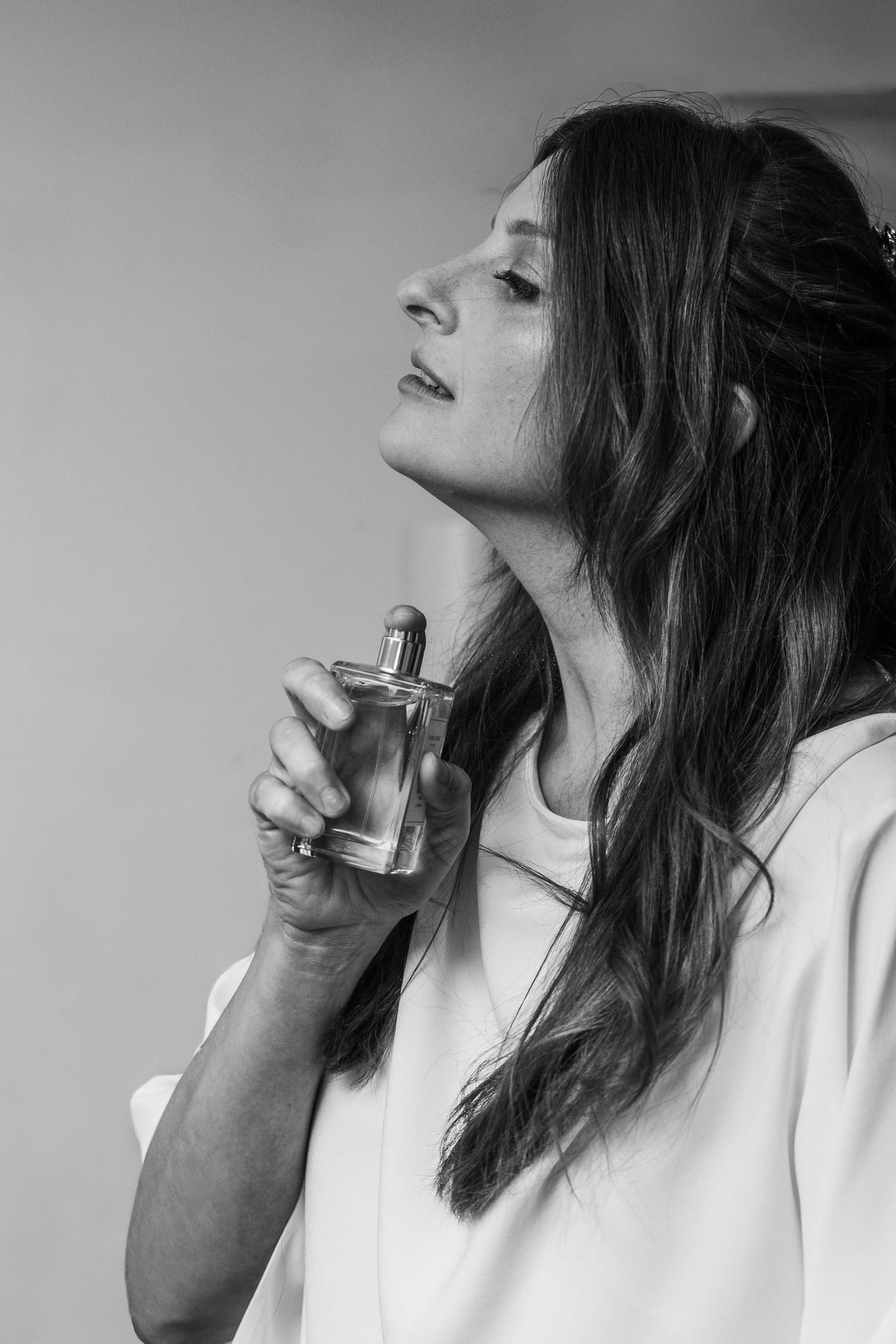 bride sprays Joe malone fragrance on neck