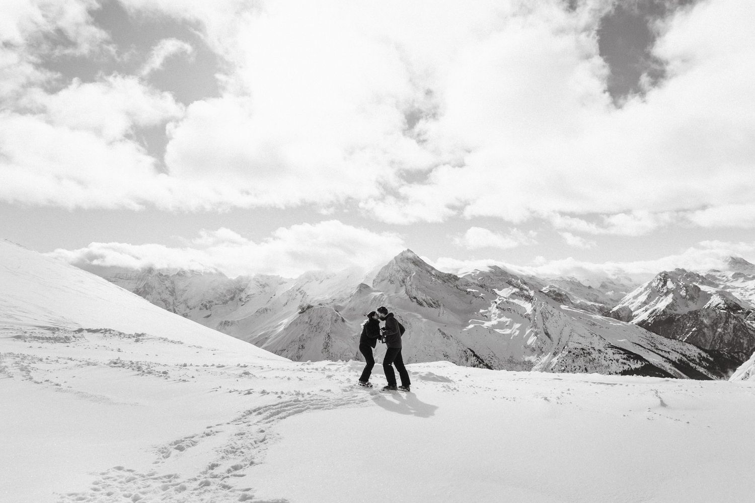 Couple shares romantic moment after getting engaged on top of mountain