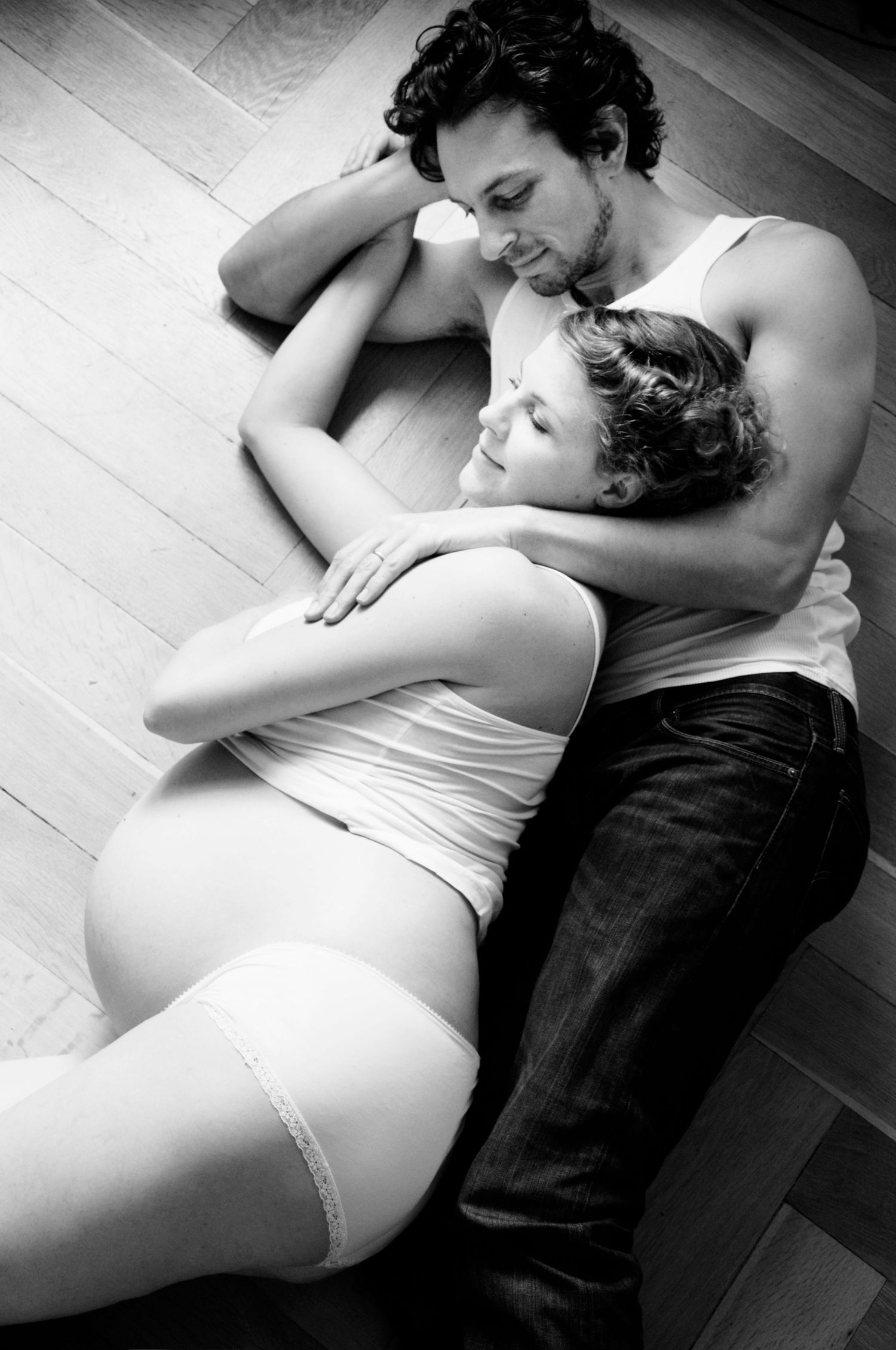 Zärtlicher Moment zwischen werdenden Eltern – Fine Art Schwangerschaftsfotografie von Andrea Fotografie | klickundgluecksfotos.de