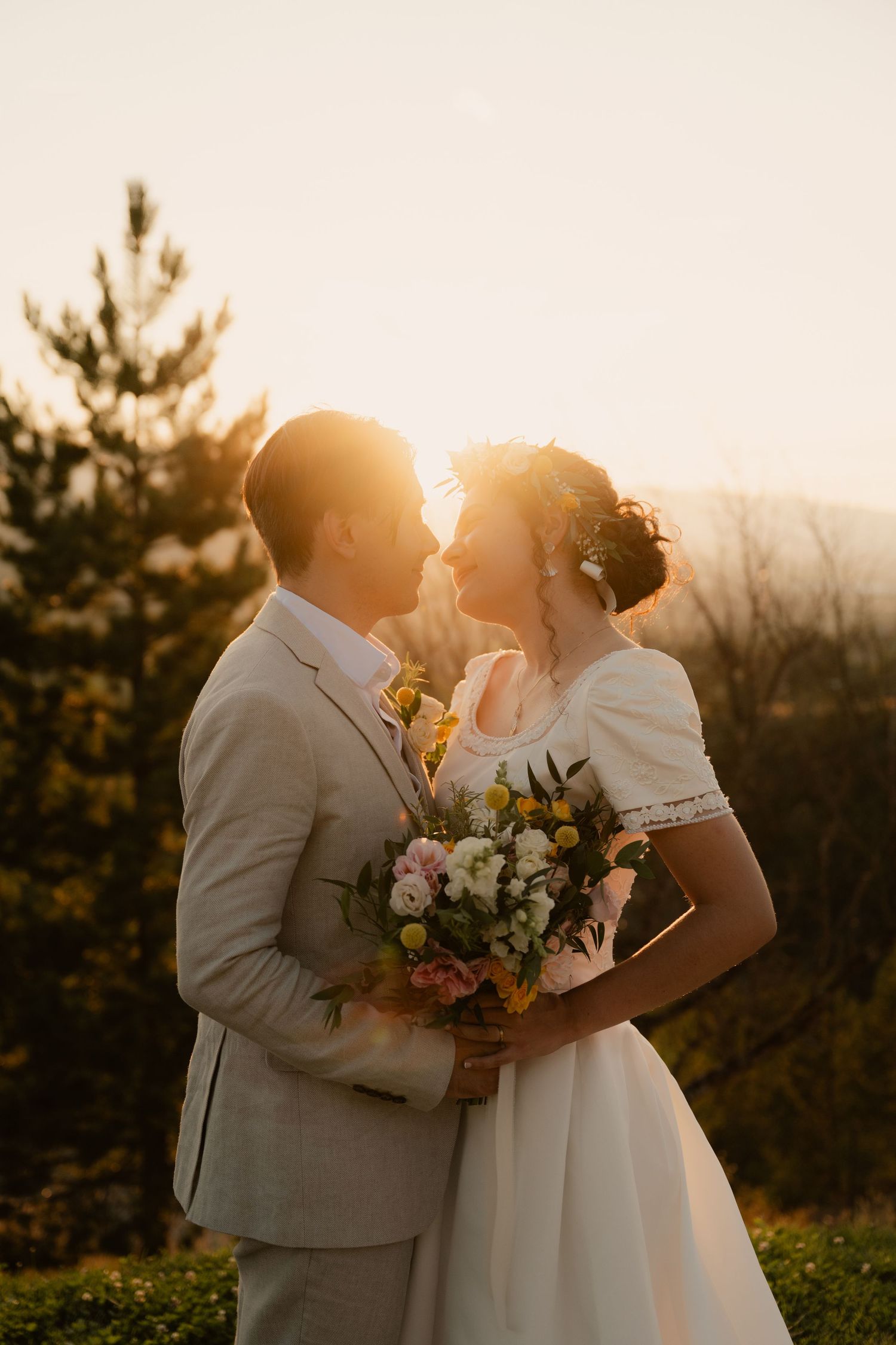 Couple de jeune mariés qui se regardent tendrement au coucher du soleil du mas des cinq fontaine.