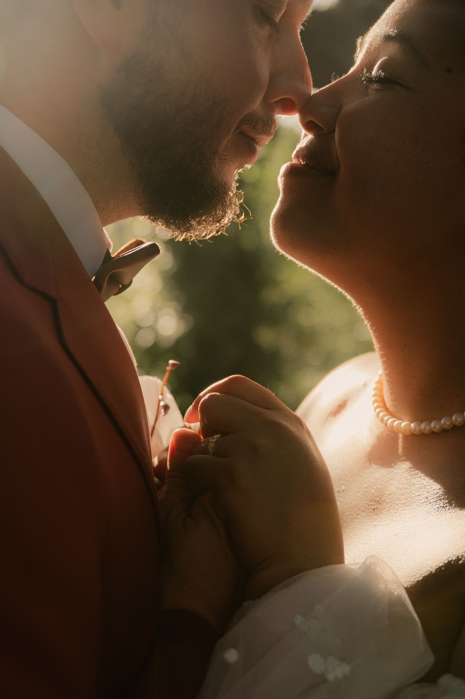 Gros plan d'un couple de jeune mariés qui sont face à face avec tendresse et romance