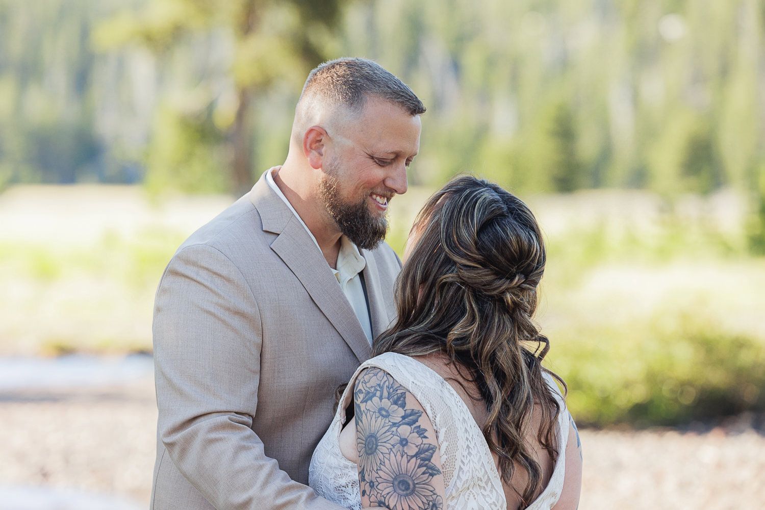 A romantic outdoor photoshoot scene against a backdrop of mountain forests and natural scenery.