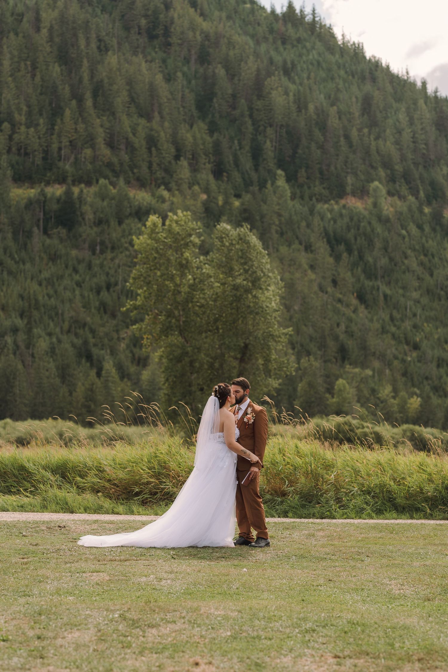 Wedding couple portraits in Idaho. Wedding photography for Spokane, Washington and Pacific northwest couples.