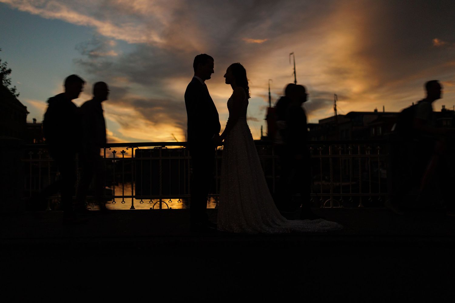 bruidspaar zonsondergang in leiden