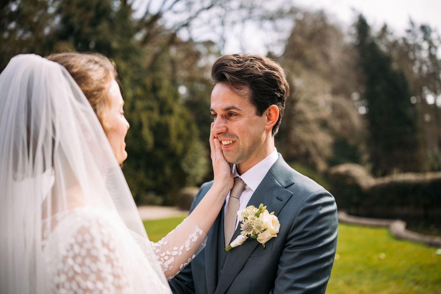 corsage op de man, op het hart, links en bloem naar boven