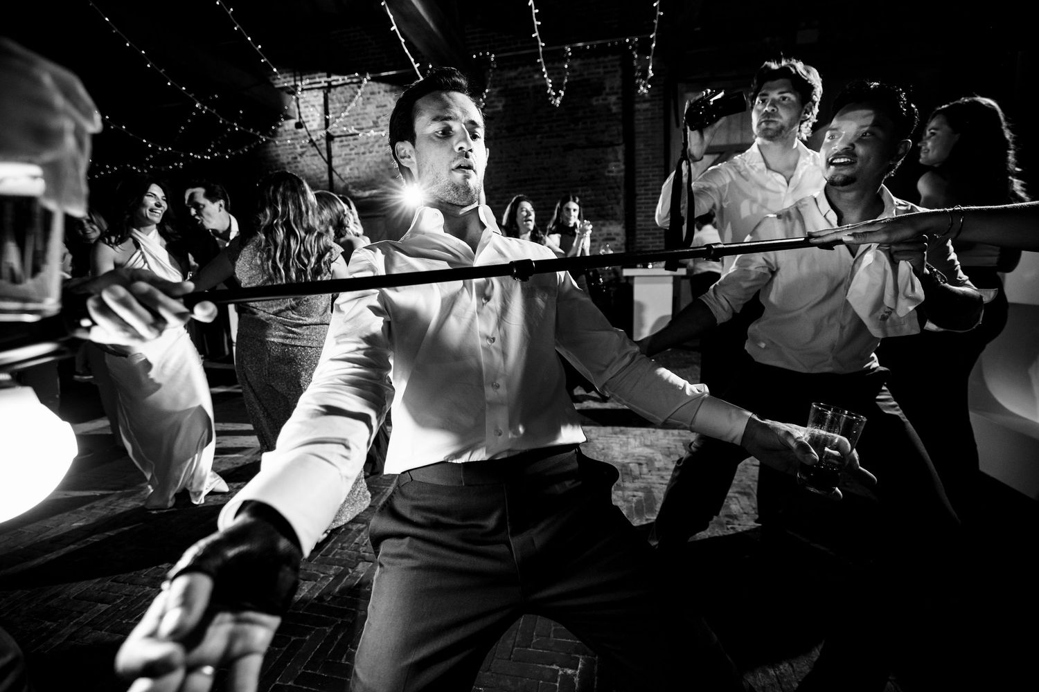 limbo dansen onder de flitser van de fotograaf trouwerij bruiloft