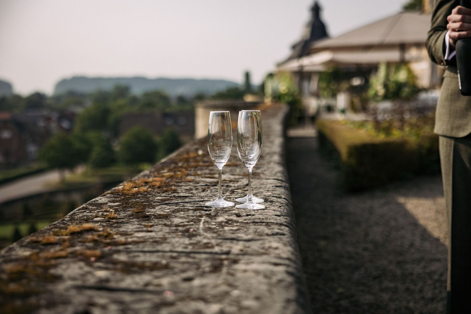 twee champagne glazen bij chateau neercanne