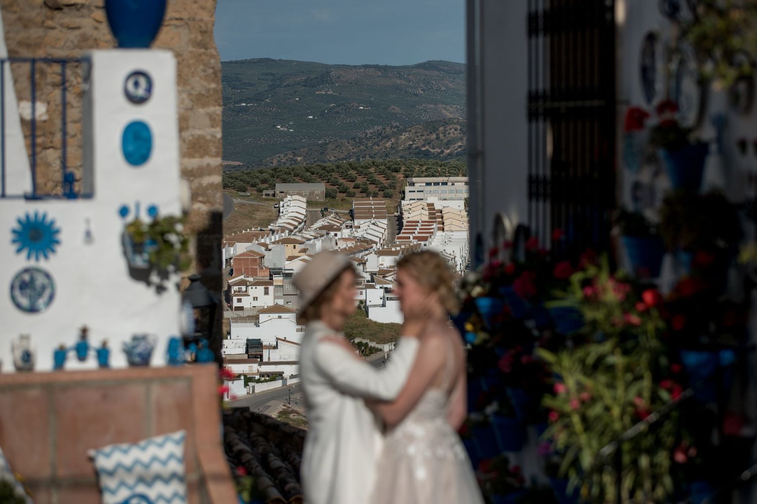 twee bruiden kussen in malaga