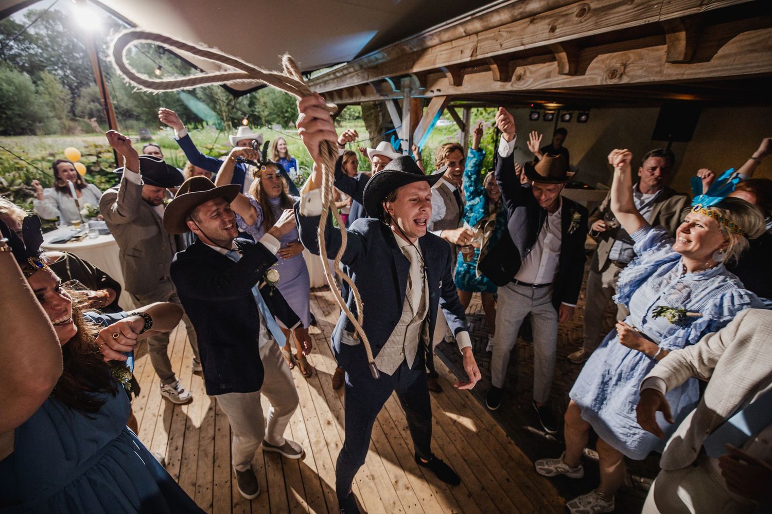 bruidspaar openingsdans cowboy en indianen