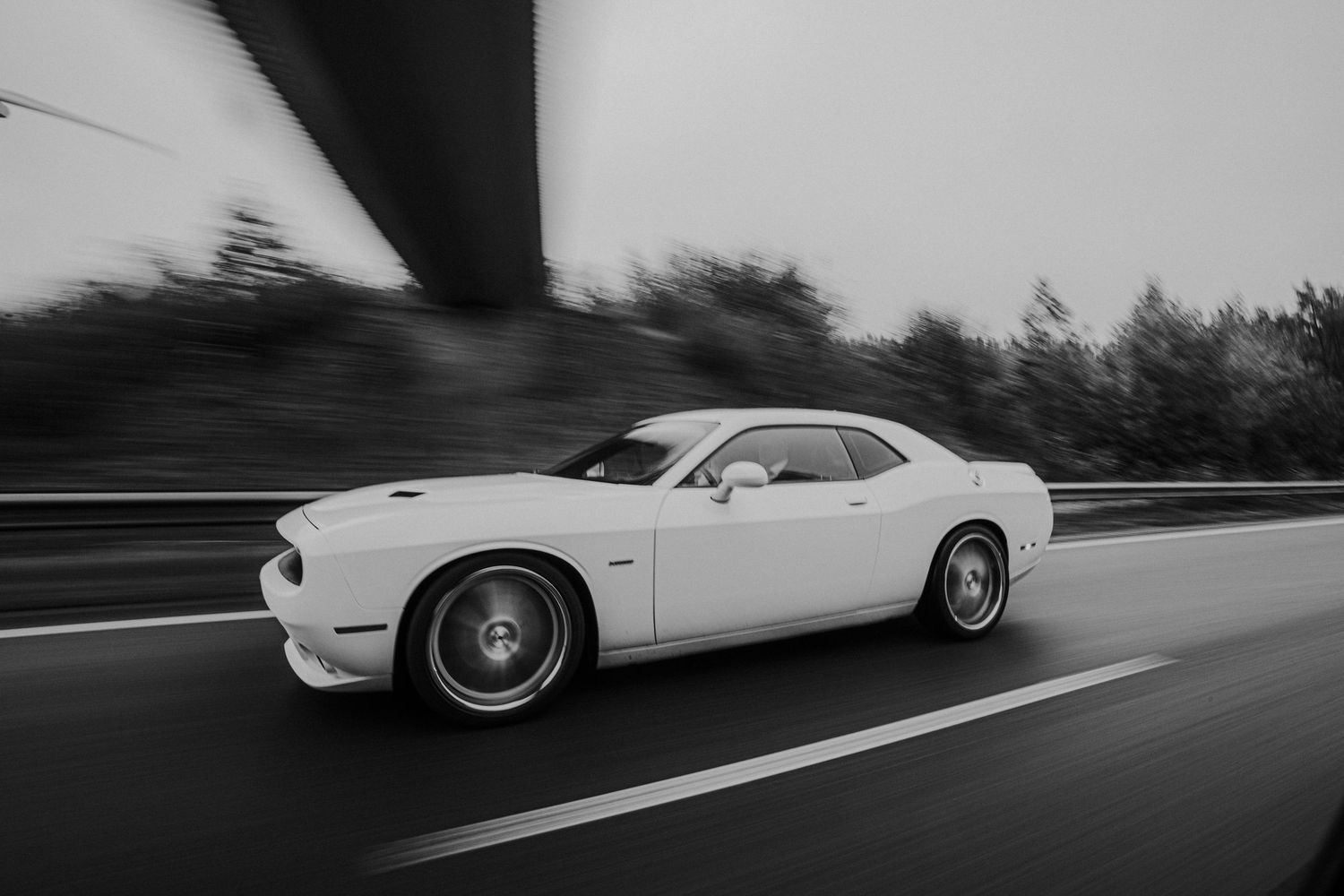 zwart wit foto auto bruidsauto trouwen