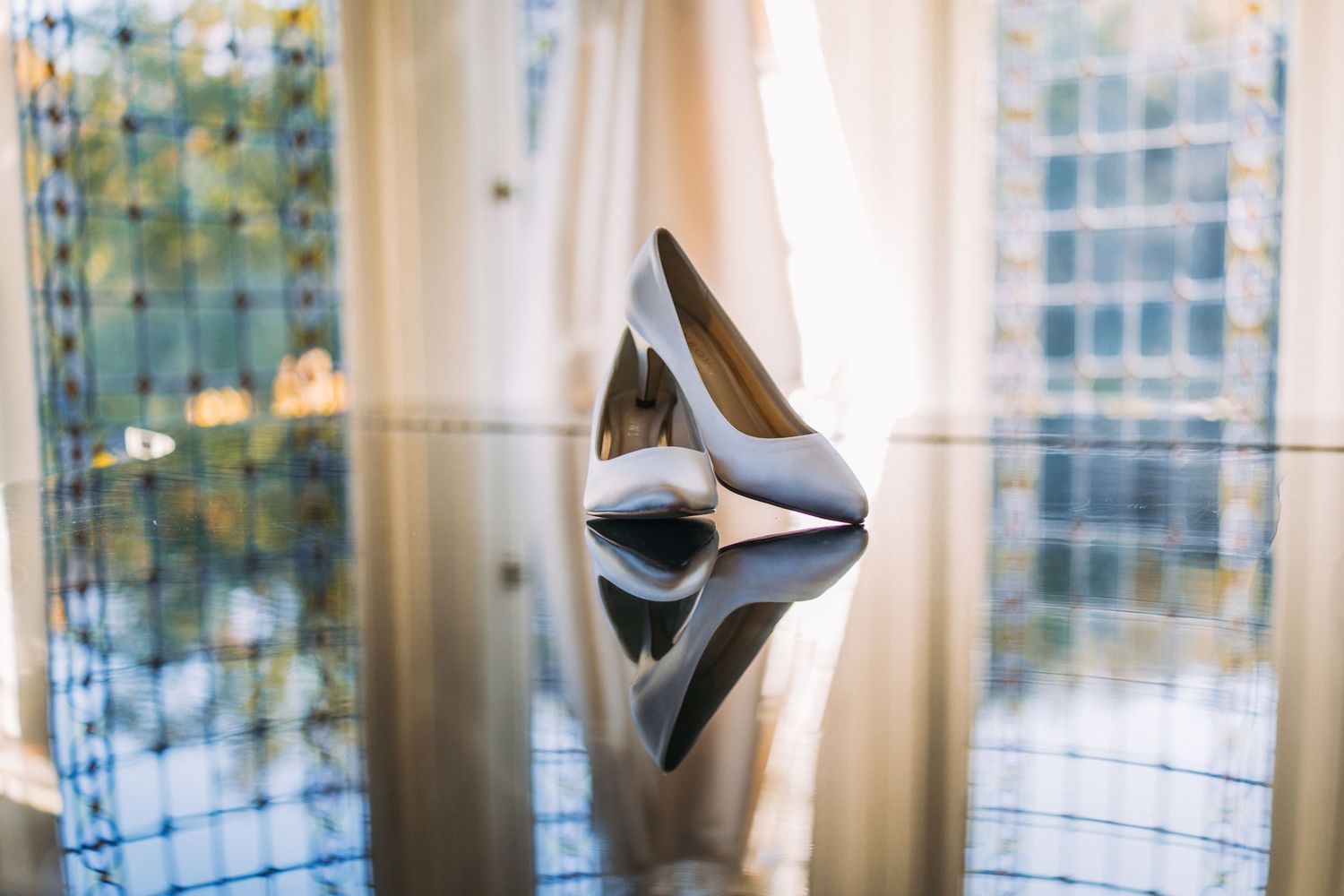 schoenen op de piano bij kasteel de hooge vuursche
