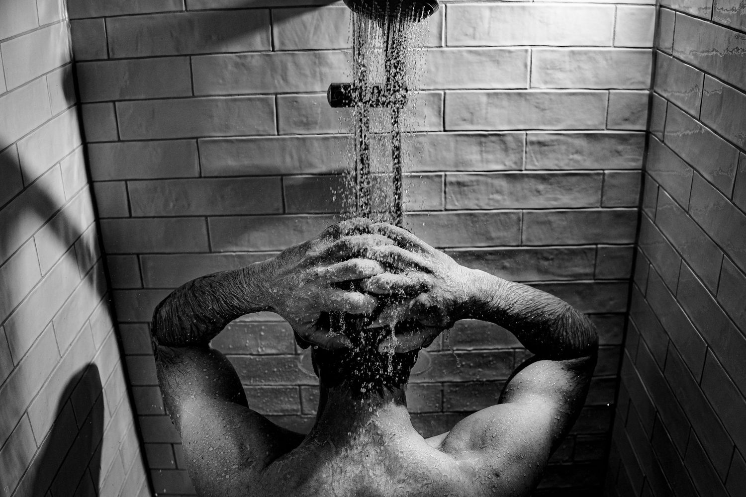 douche foto bruidegom zwart wit