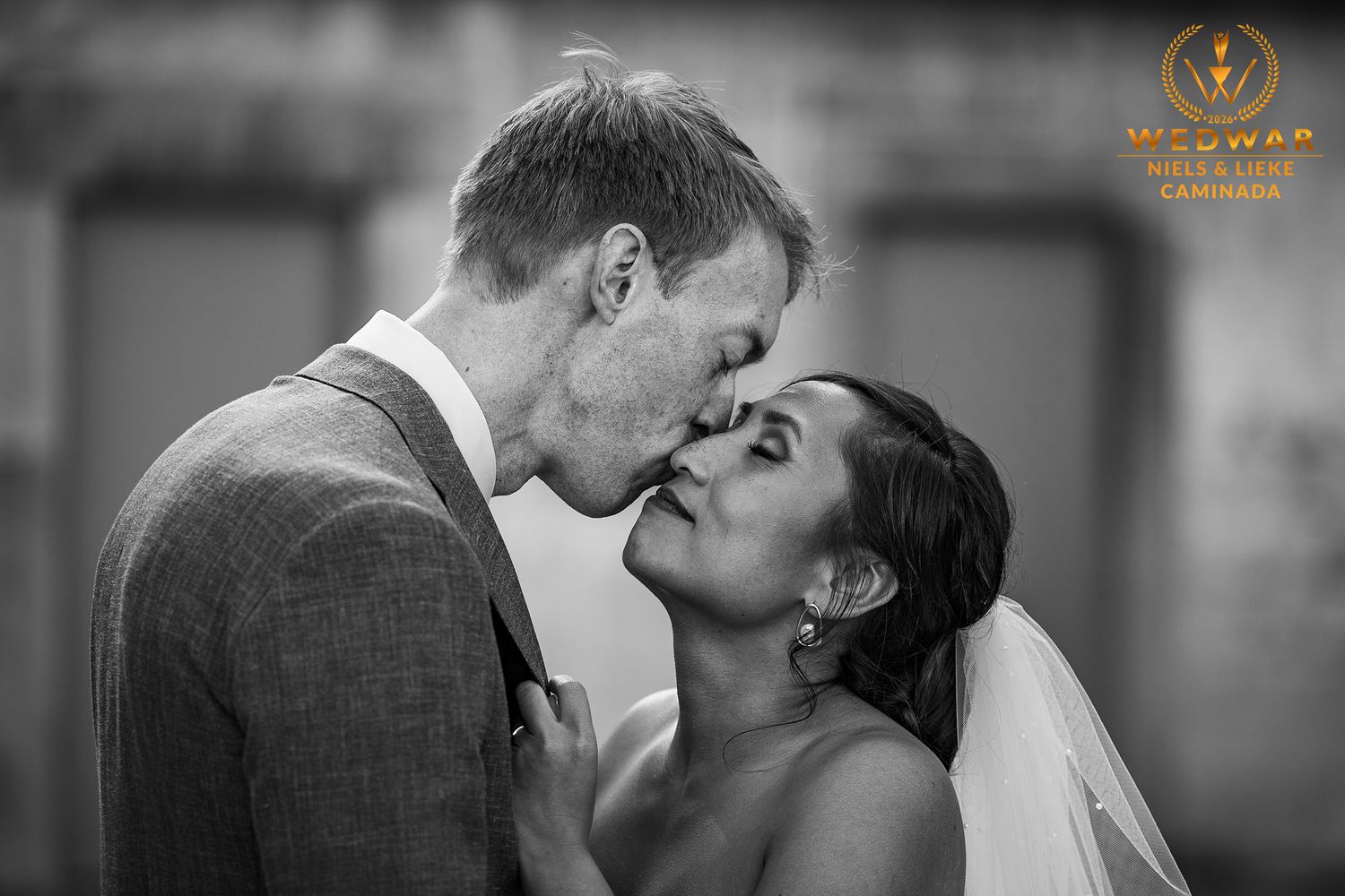 liefde en geluk tussen bruidspaar zwart wit foto