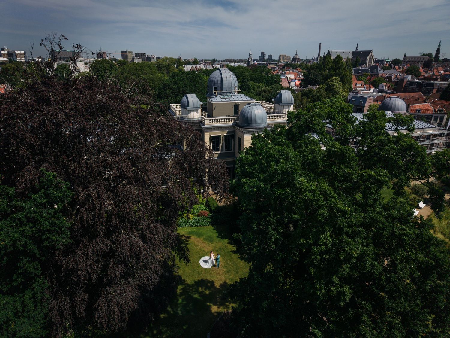 bruidspaar bij de sterrenwacht in leiden met een drone
