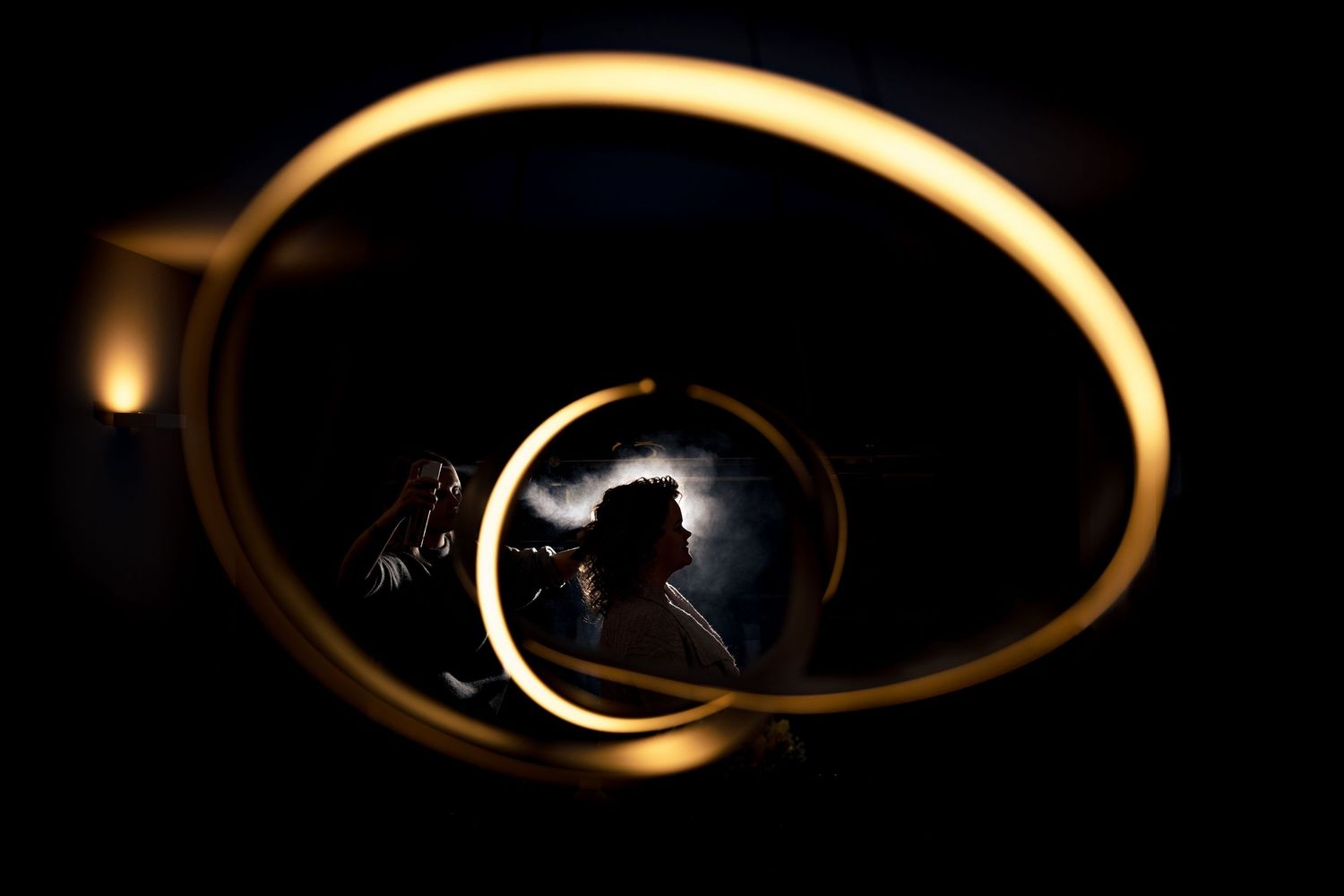 flitsfoto van een bruid in het haar met een lamp