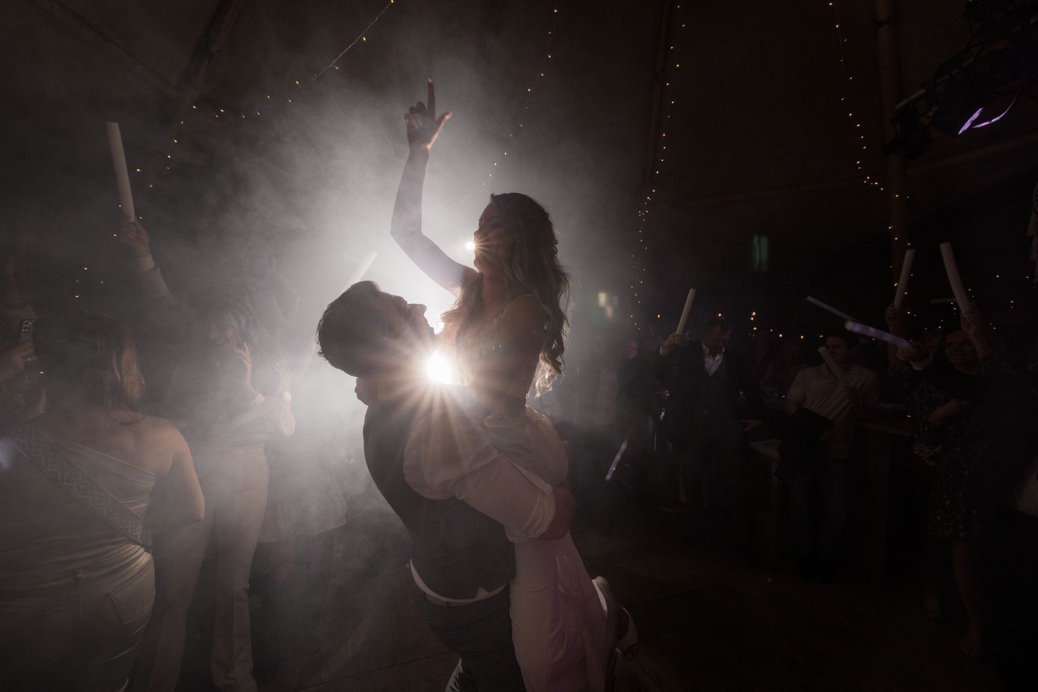 flitsfoto van een bruidspaar wat feest viert
