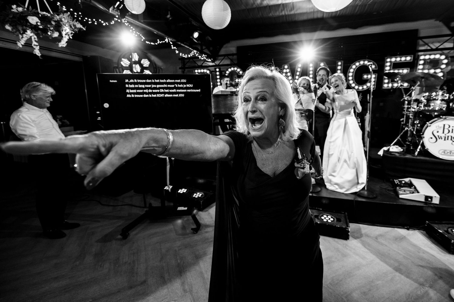 lachende moeder tijdens feest