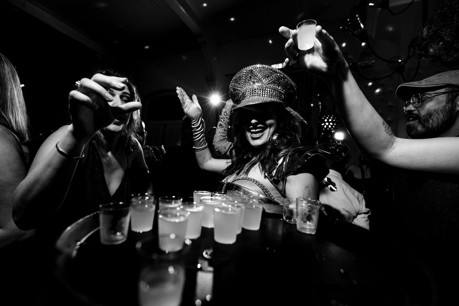 shots en uitdelen zwart wit