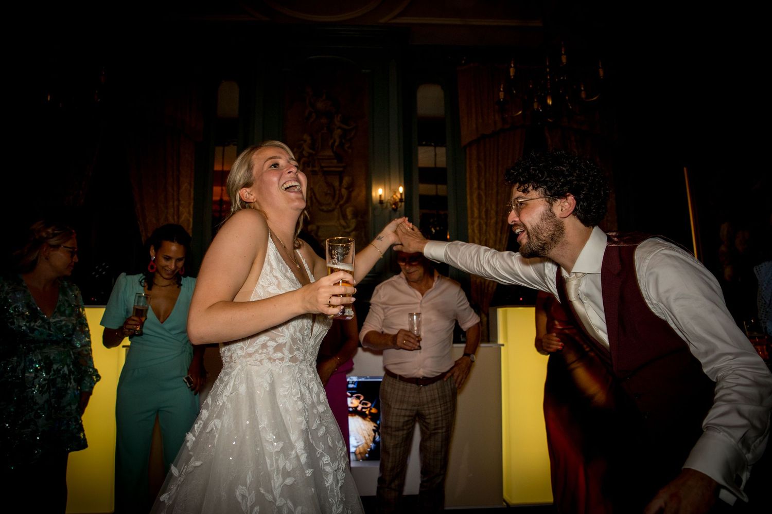 bruidspaar feest in een kasteel