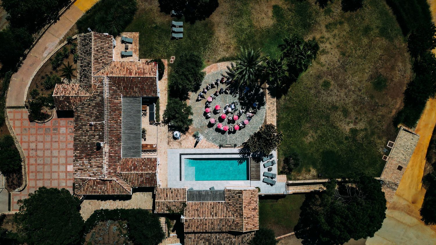 drone shot de bruidsgasten uniek spanje