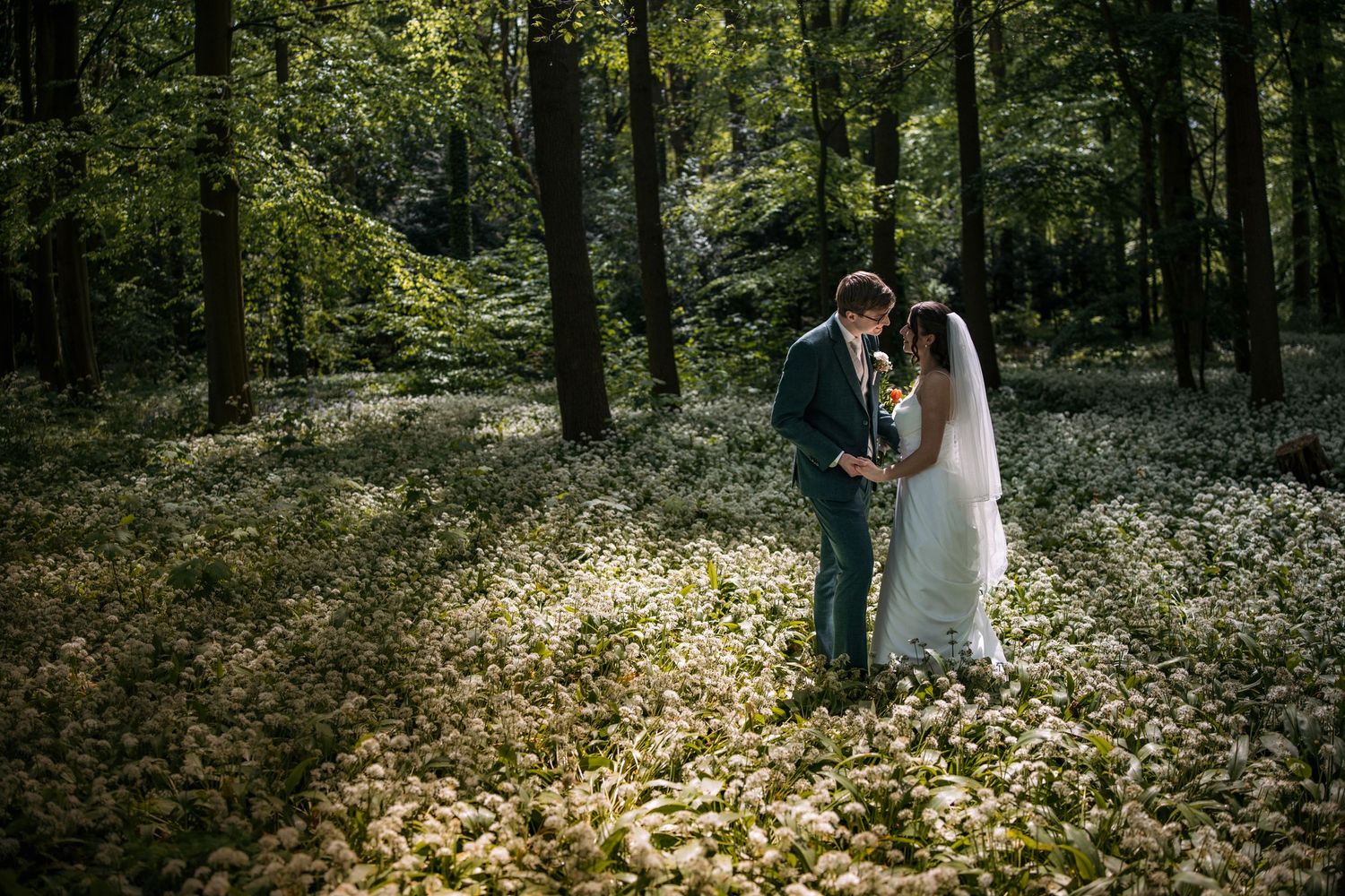 bruidspaar tussen de bloemen