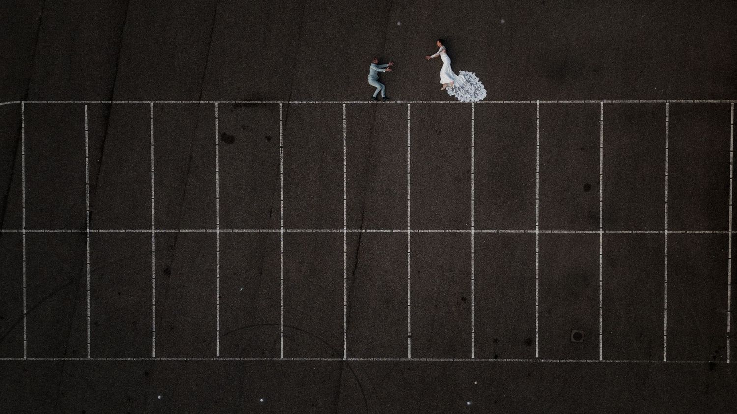 drone shot de bruidsgasten uniek parkeerplaats