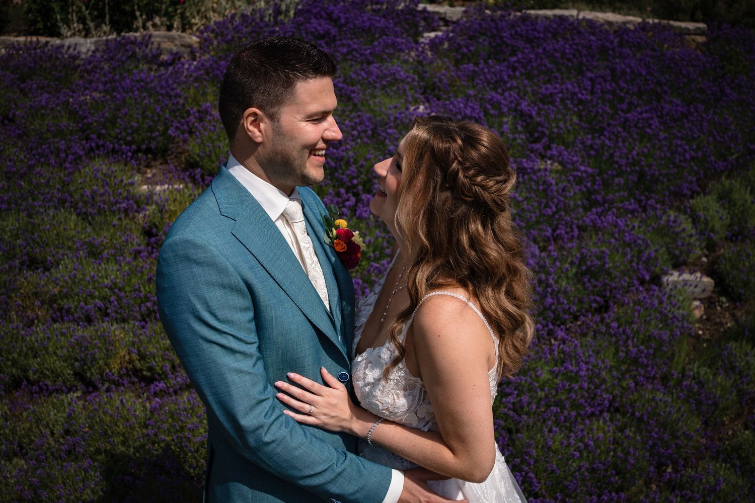 bruidspaar bij de lavendel