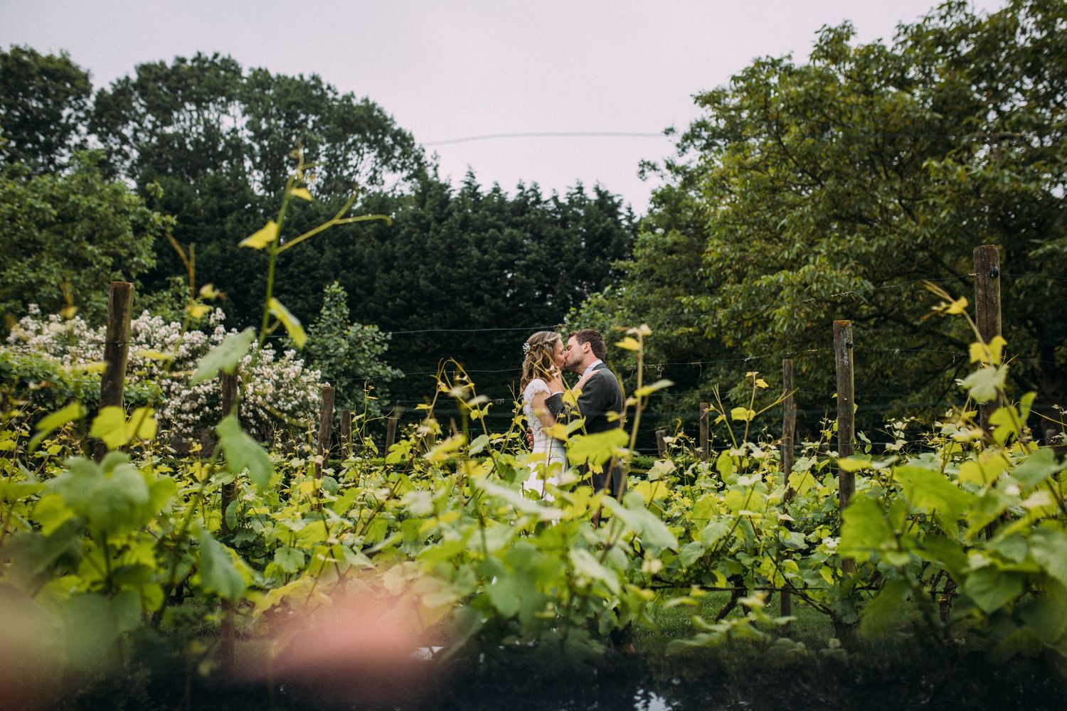 bruidspaar tussen de bloemen