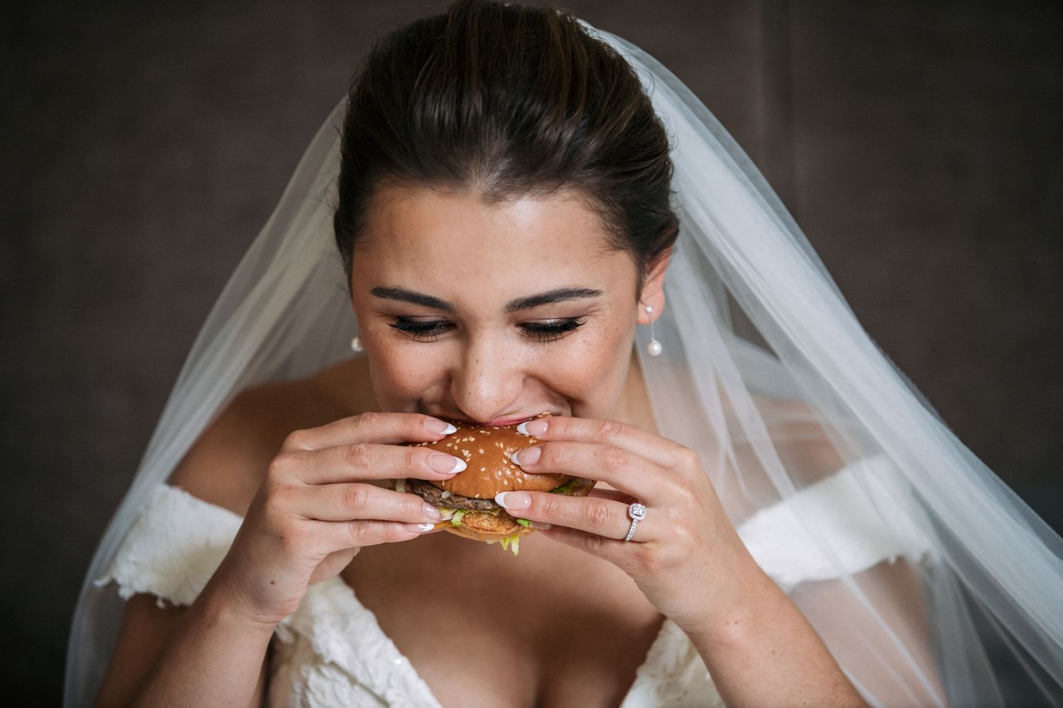 bruid eet een hamburger