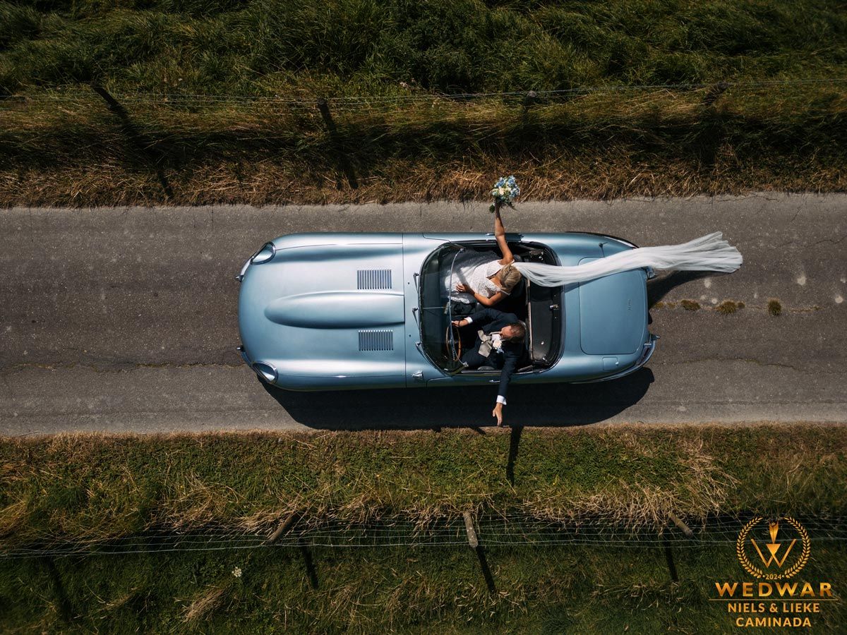 drone foto van een rijdende auto met de sluier uit de auto