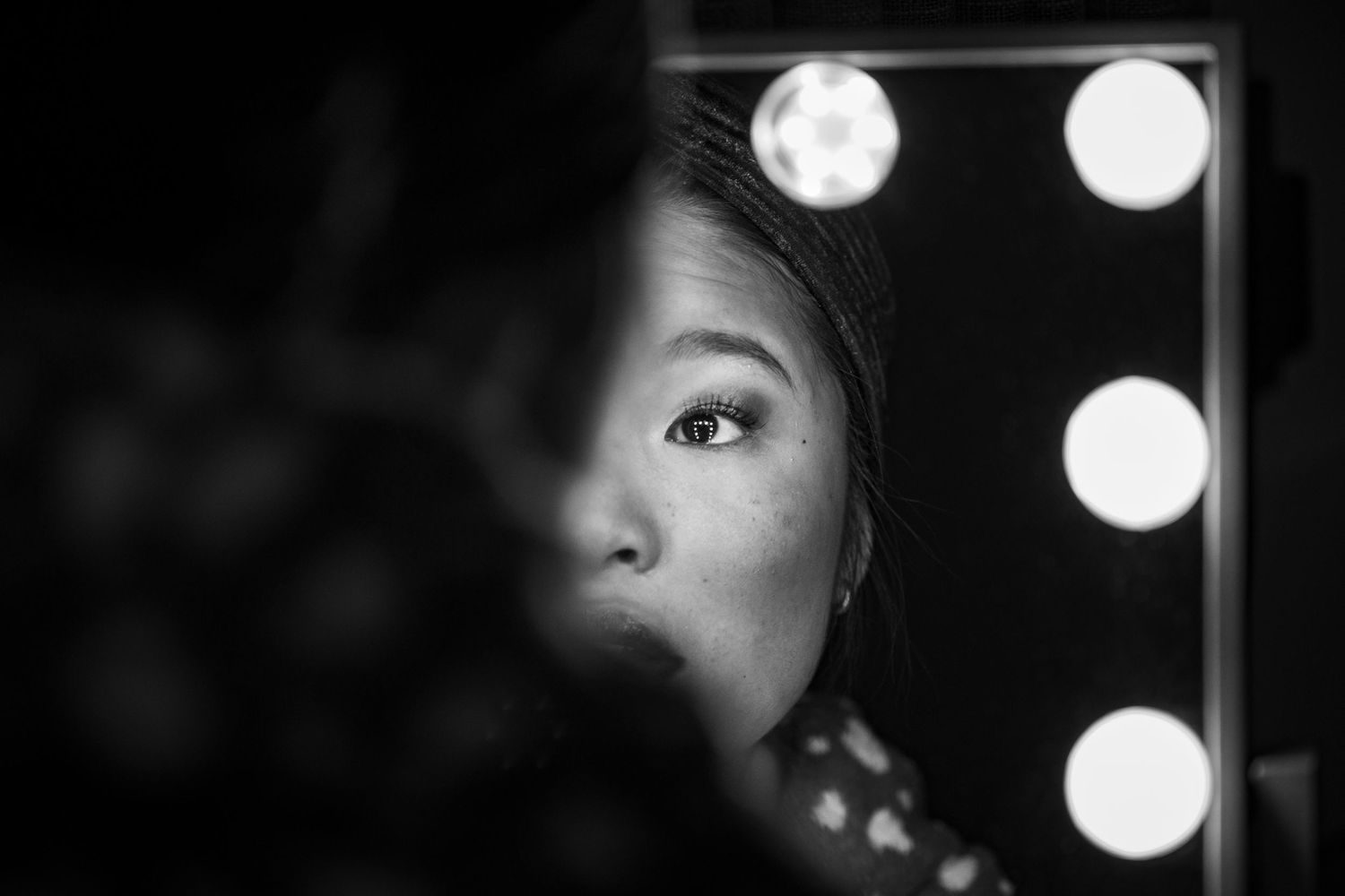 bruid doet make up in spiegel