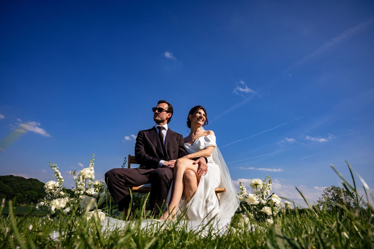 ceremonie op een bruiloft foto in kleur met blauwe lucht en wat wolken