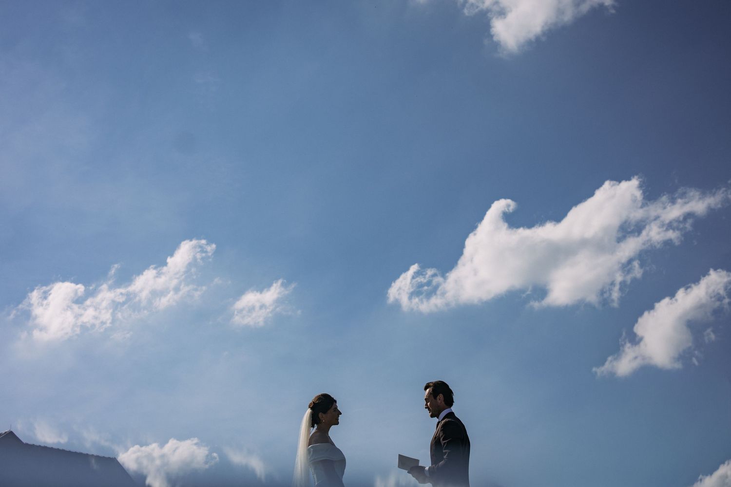 geloften op een bruiloft voorlezen foto in kleur met blauwe lucht en wat wolken