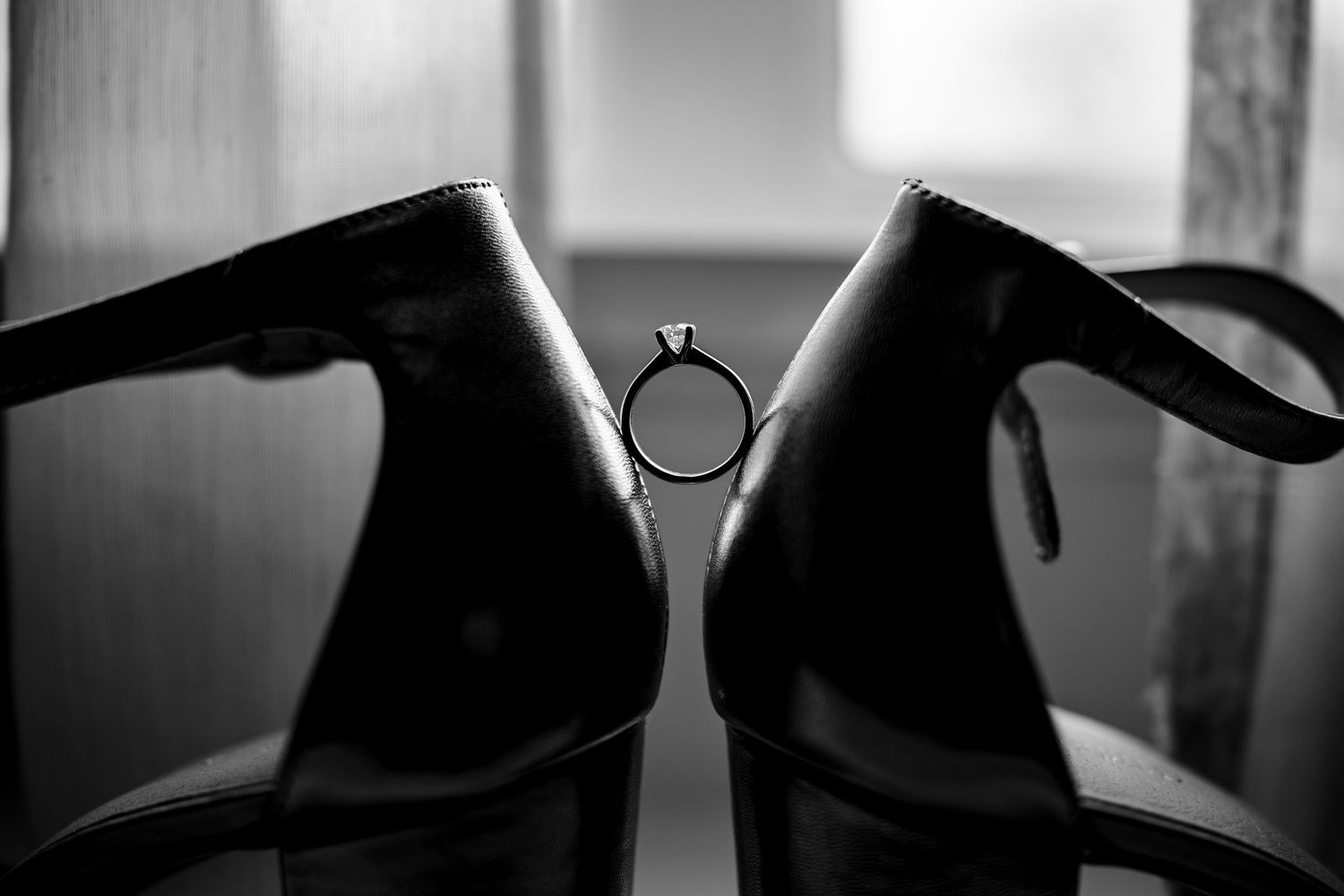 ring tussen de trouwschoenen van de bruid