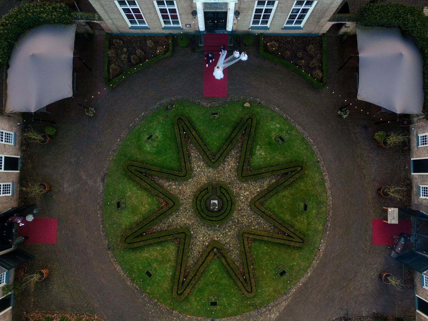 bruidspaar in havixhorst drone shot