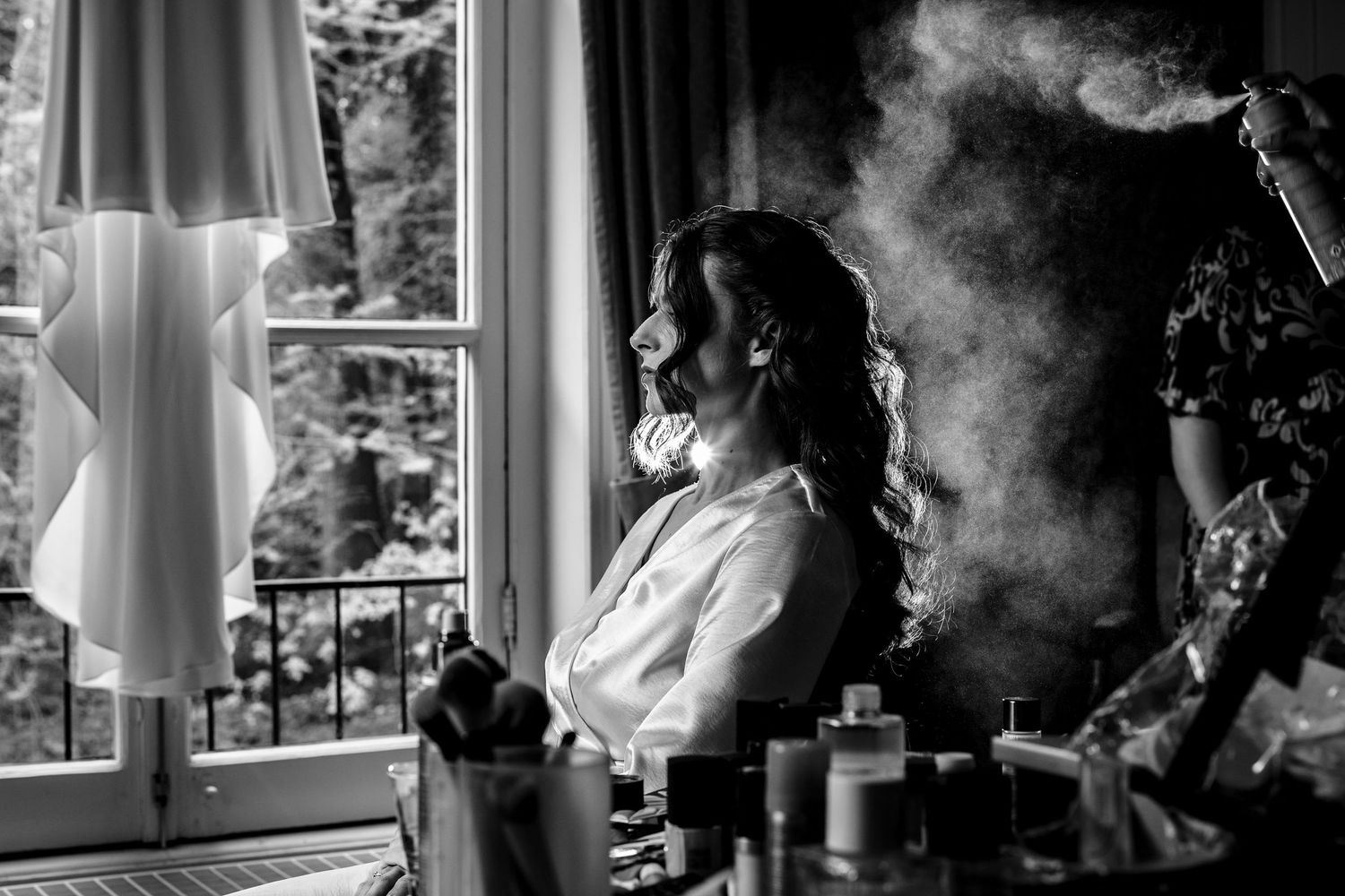 haarspray foto met flits van een bruid