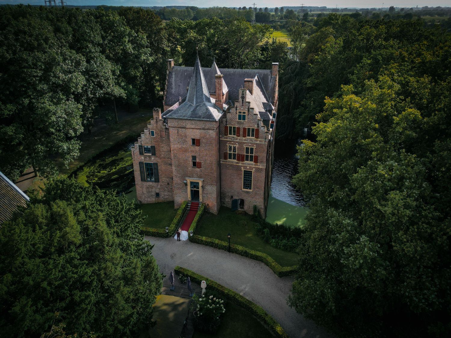 bruidspaar trouwt bij kasteel wijenburg drone shot