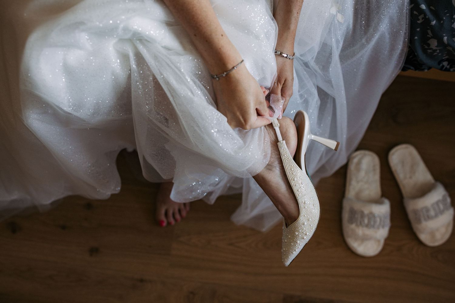 schoenen en slippers aankleden bruid en bruid in jurk