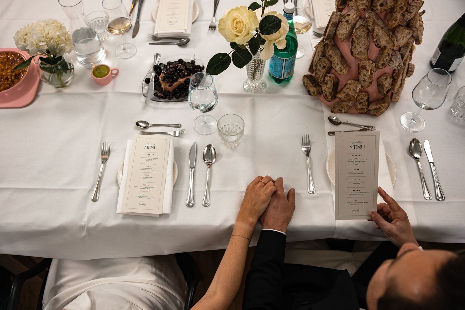 liefde tijdens het diner handen vast in kleur