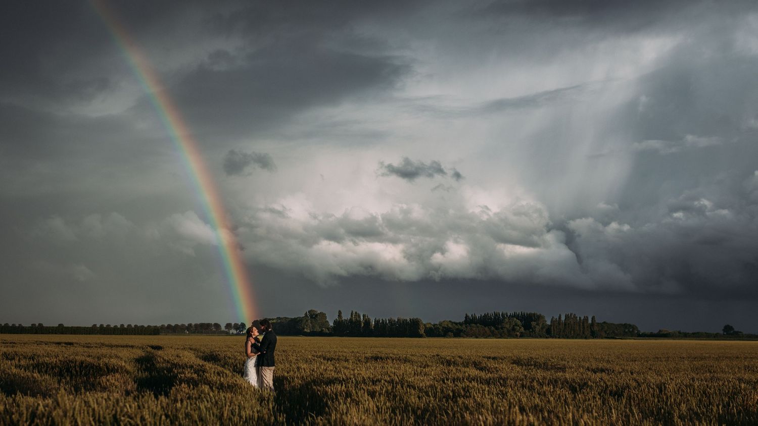 regenboog met windkracht 10 bruidspaar