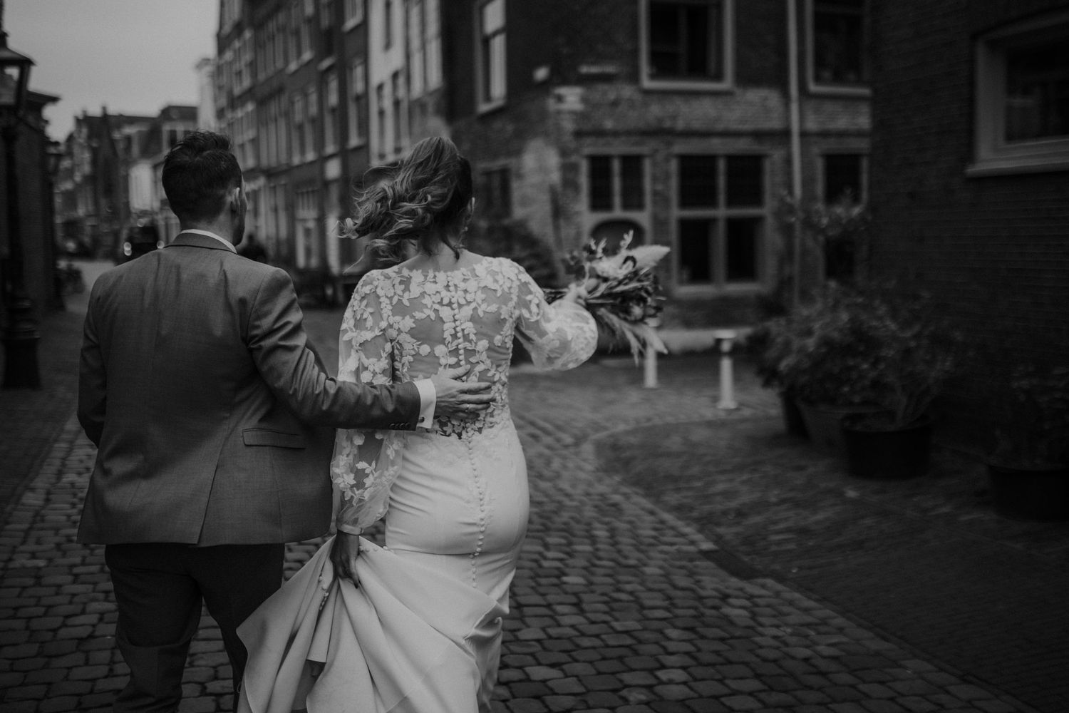 bruidspaar loopt samen door leiden