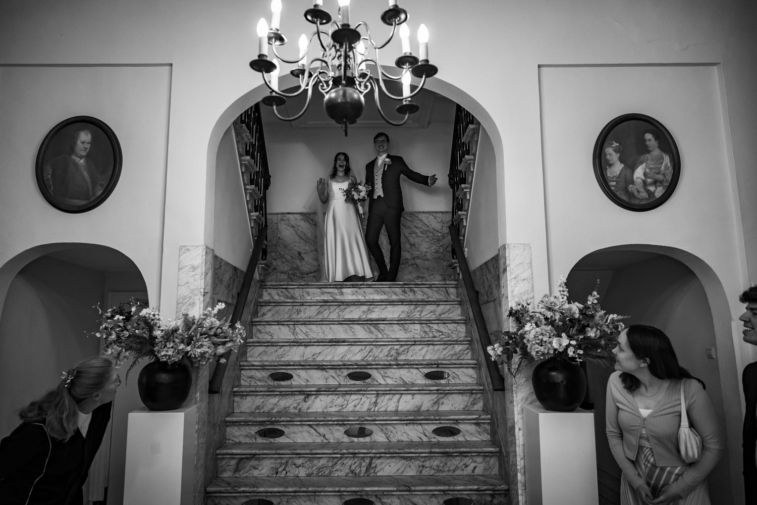bruidspaar first look met familie in kasteel oegstgeest