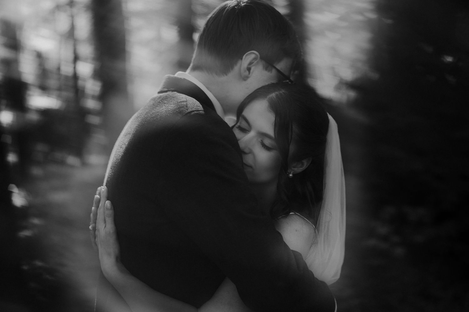 bruidspaar heeft even een moment samen black and white dreamy foto
