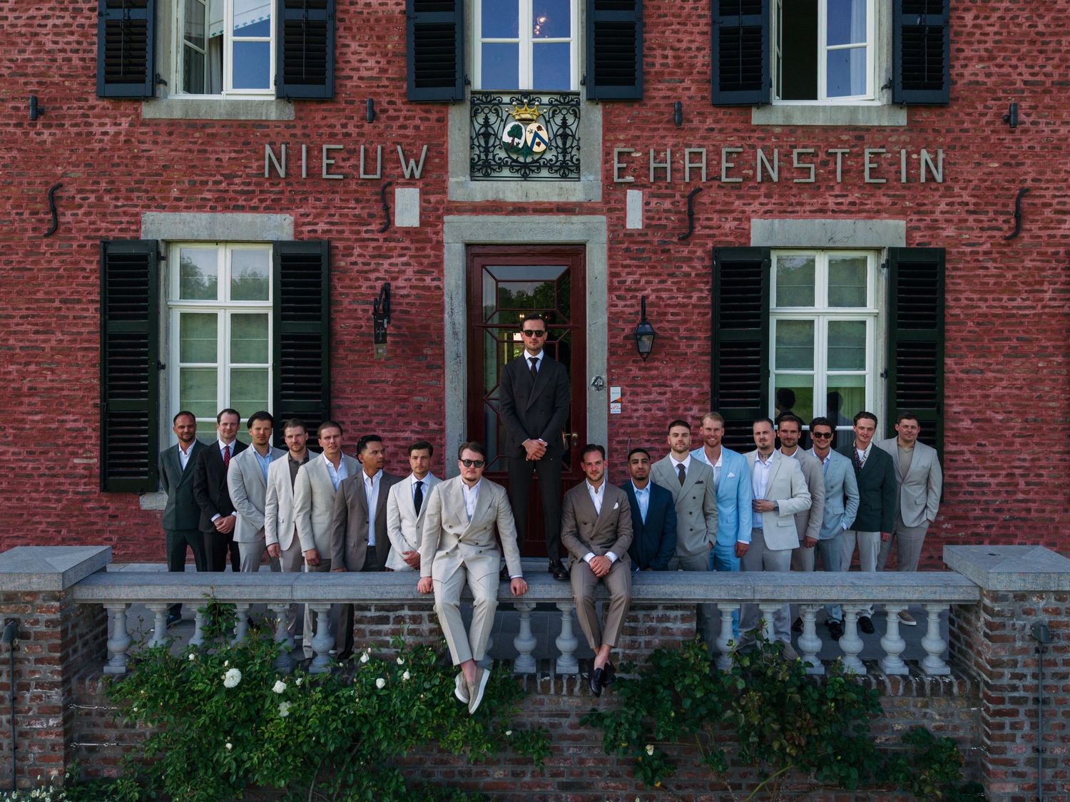 stoere foto van bruidegom en vrienden in limburg