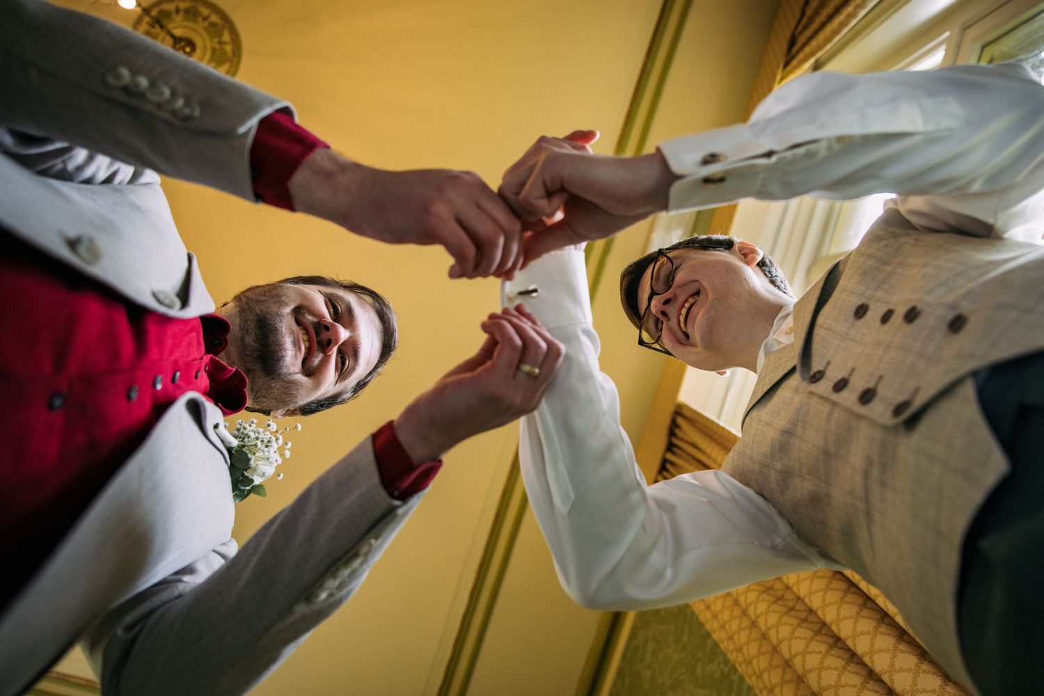 bruidegom en best man kleden zich aan