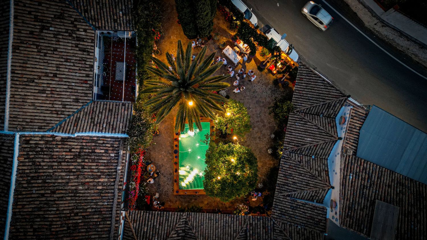drone shot van boven bar in malaga
