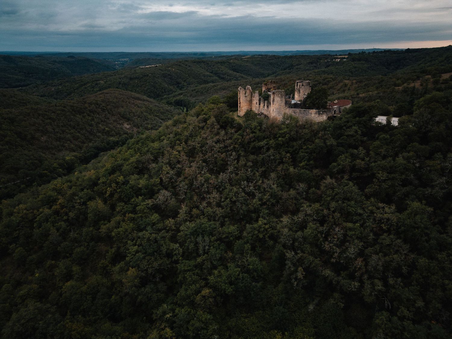 drone shot kasteel in frankrijk