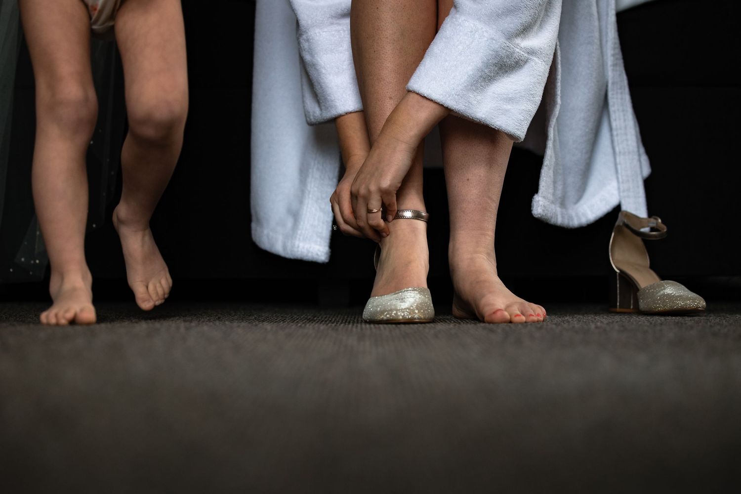 schoenen aan en blote voeten van een kind
